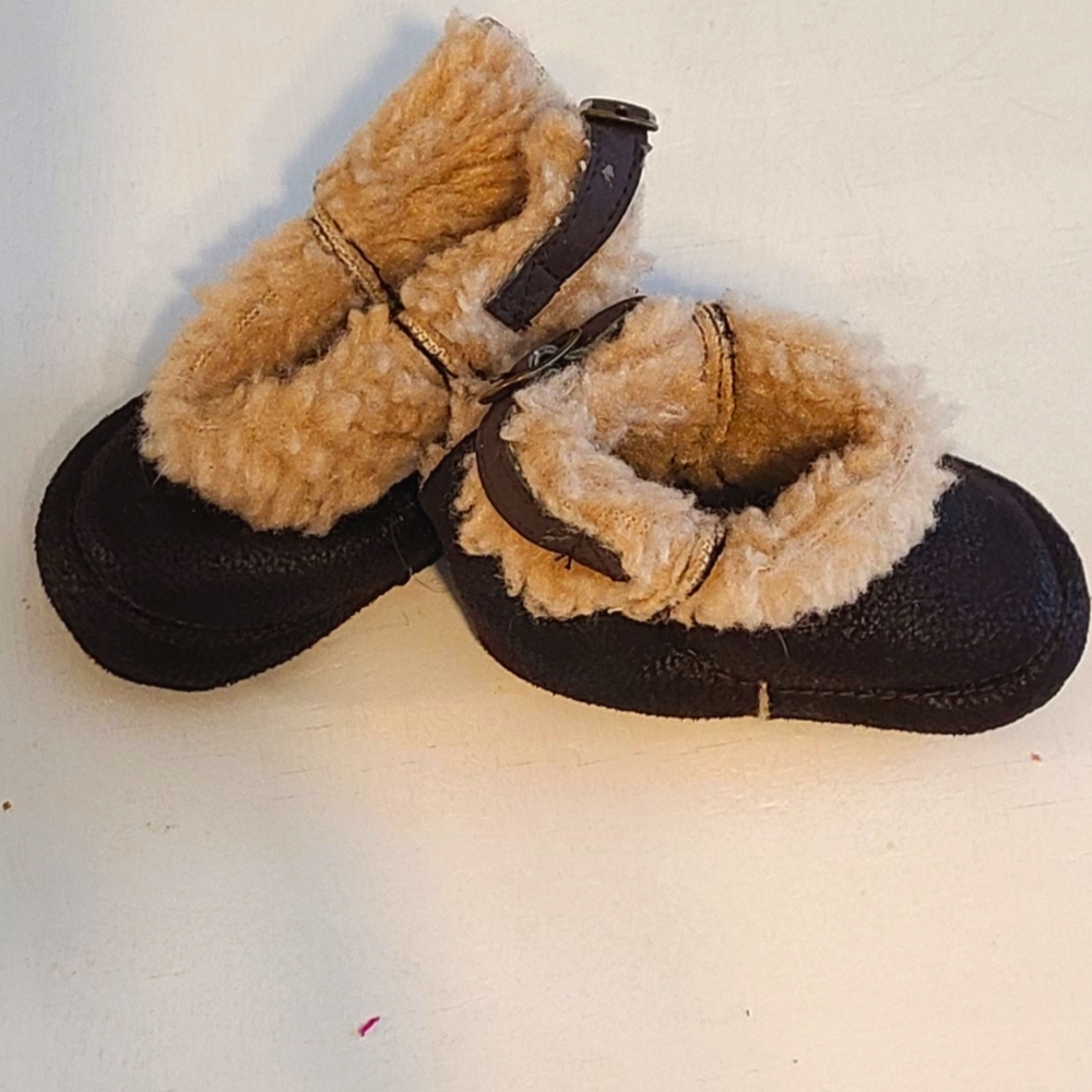 Baby Gap soft leather shearling lined leather booties. Size 3 - 6 months.